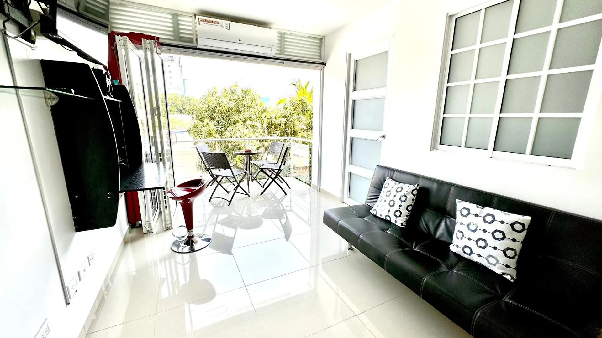 Apartamentos Coloridos: Cómodos Condominios cerca de Panamericanas Cali 0*,  Colombia