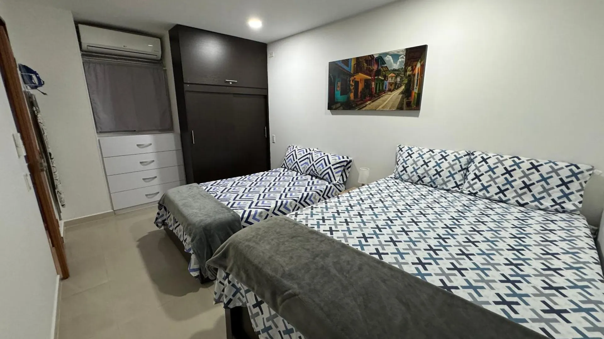 Apartamentos Coloridos: Cómodos Condominios cerca de Panamericanas Cali 0*,